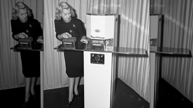 Demonstration of the Raytheon Radarange's capabilities in 1946