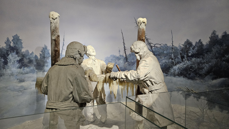 Museum display of mannequins subjecting prisoner to extreme outdoor cold exposure