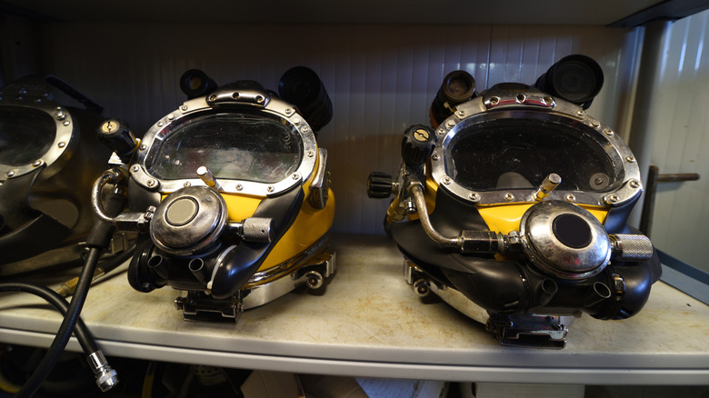 Facemasks for deep water diving