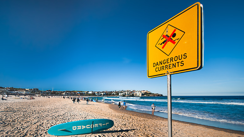 "Dangerous Currents" sign on a beach
