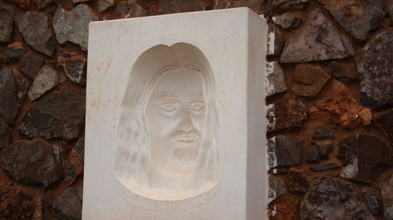 Hollow face illusion showing a concave image of a human face that appears as to be convex