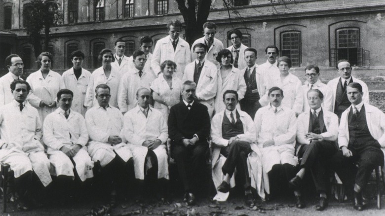 Julius Wagner-Jauregg and his colleagues pose outside of a building in 1927.