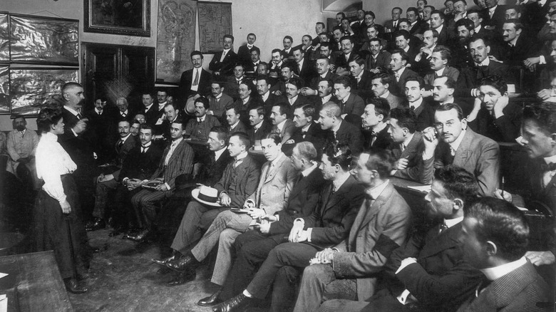 Students in a lecture hall attend a class from Julius Wagner-Jauregg.