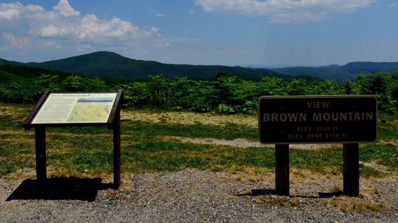 View of Brown Mountain with the signs for the mountain and overlook