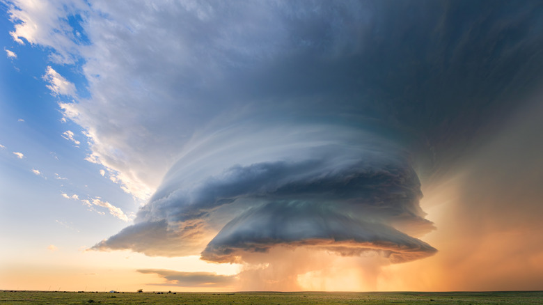 Strong thunderstorm clouds