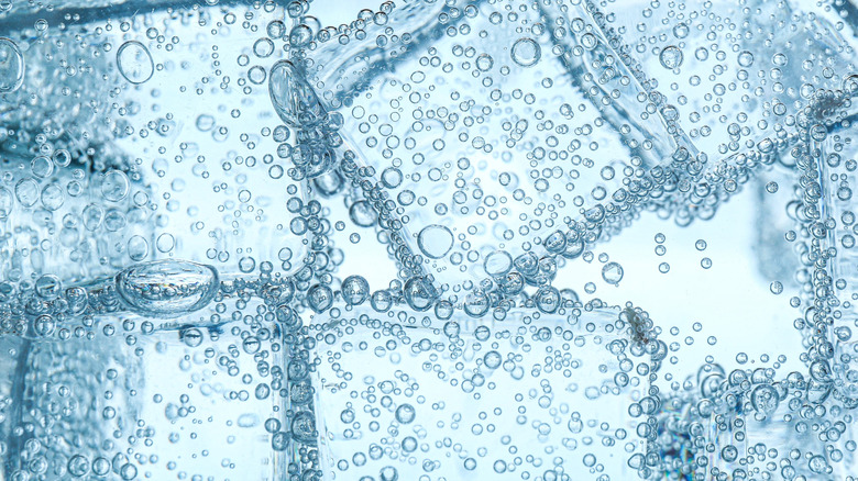 Carbonated water with ice cubes