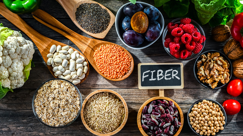 Photo showing a variety of foods containing fiber