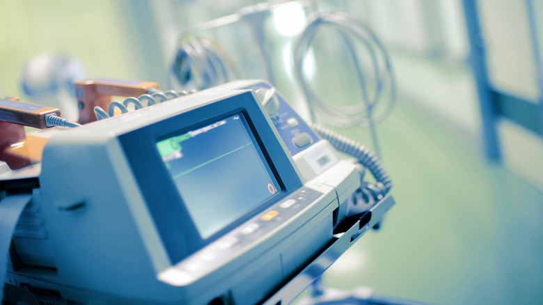 A medical monitor displaying a flat line to show that the heart has stopped beating.