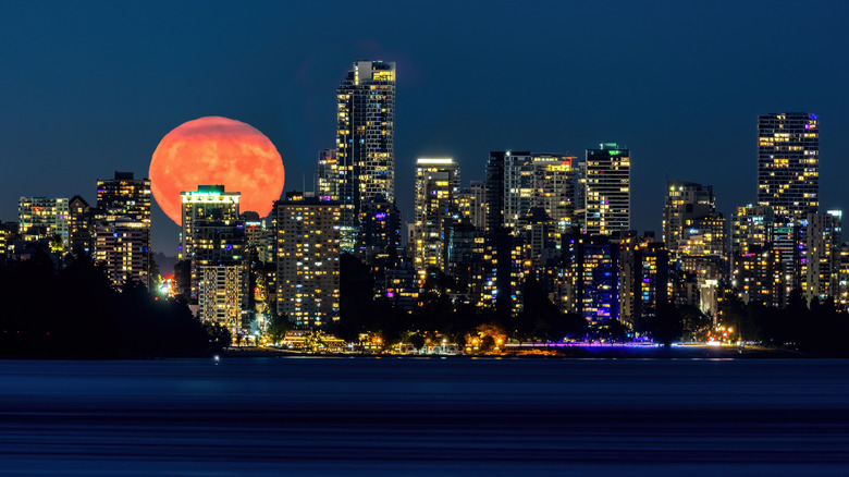 buck moon over Vancouver, BC