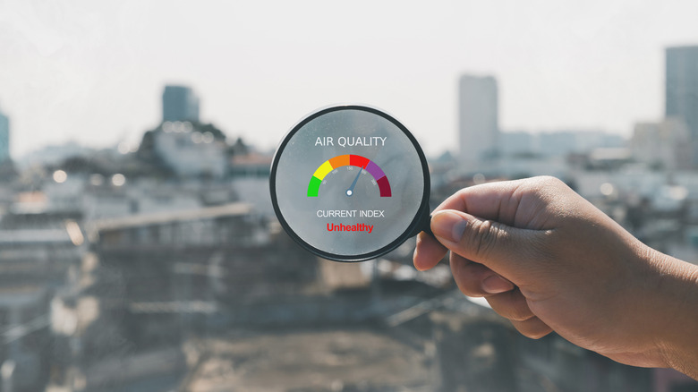 graphic of magnifying glass with air quality alert scale