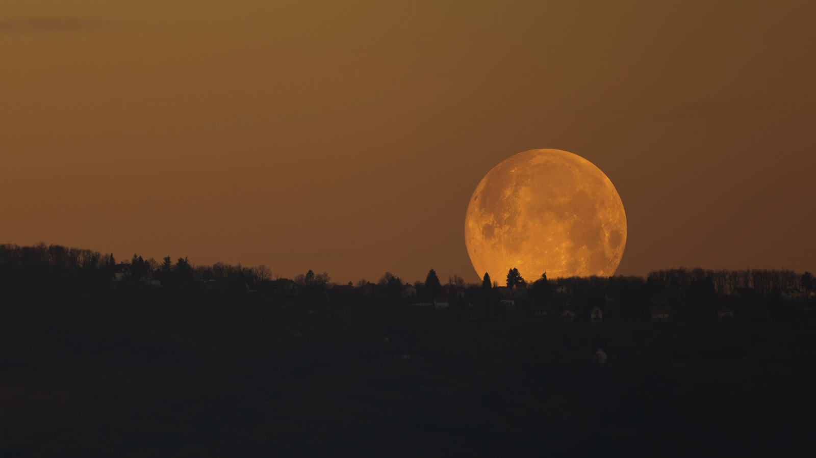 no-the-moon-doesn-t-actually-change-colors-but-here-s-why-it-looks